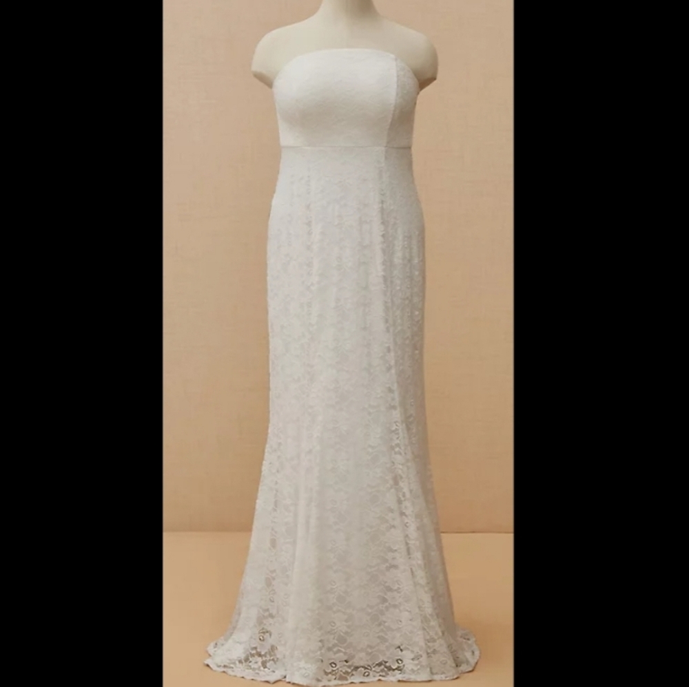 WHITE LACE STRAPLESS FIT & FLARE WEDDING DRESS